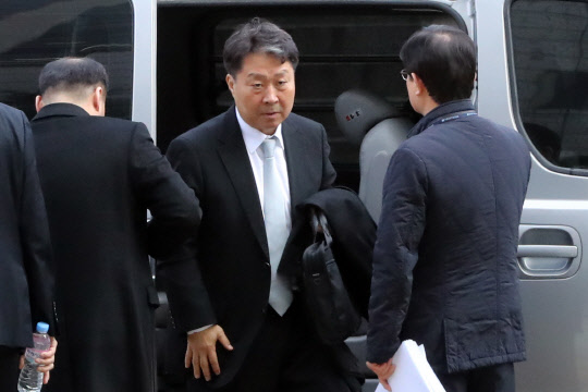 안용찬 전 애경산업 대표에게 청구된 구속영장이 기각됐다. 사진은 영장실질심사를 위해 법원에 출석하는 안 전 대표. <연합뉴스>